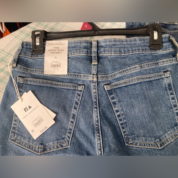 Free Assembly High Rise Skinny jeans size 4 and size 2 BNWT - Picture 3 of 3